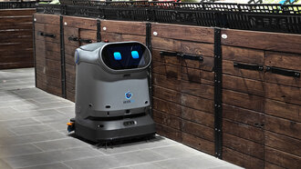 Roboter fährt neben Schränken