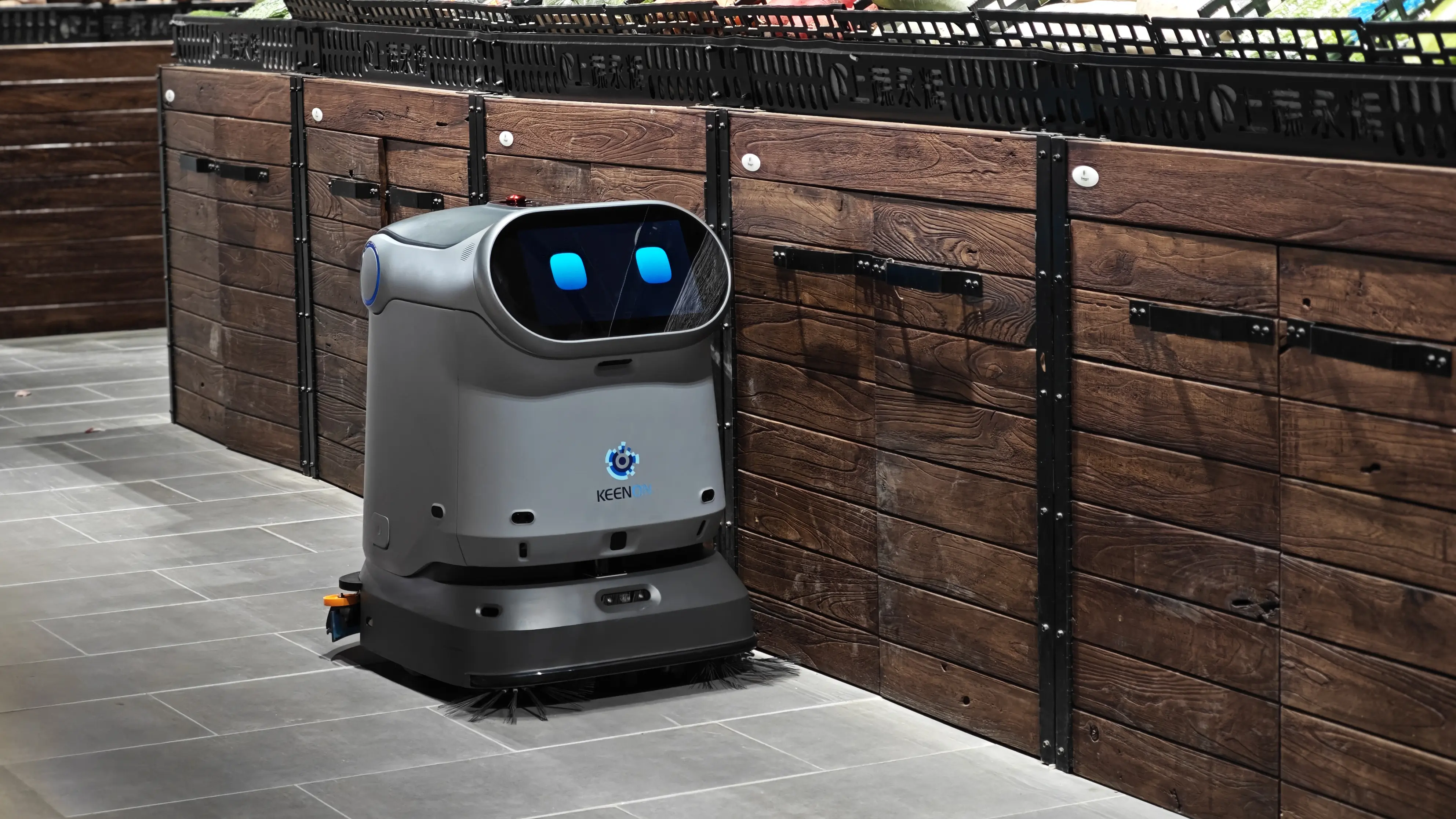 Roboter fährt neben Schränken