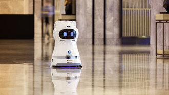 Roboter in einer Lobby