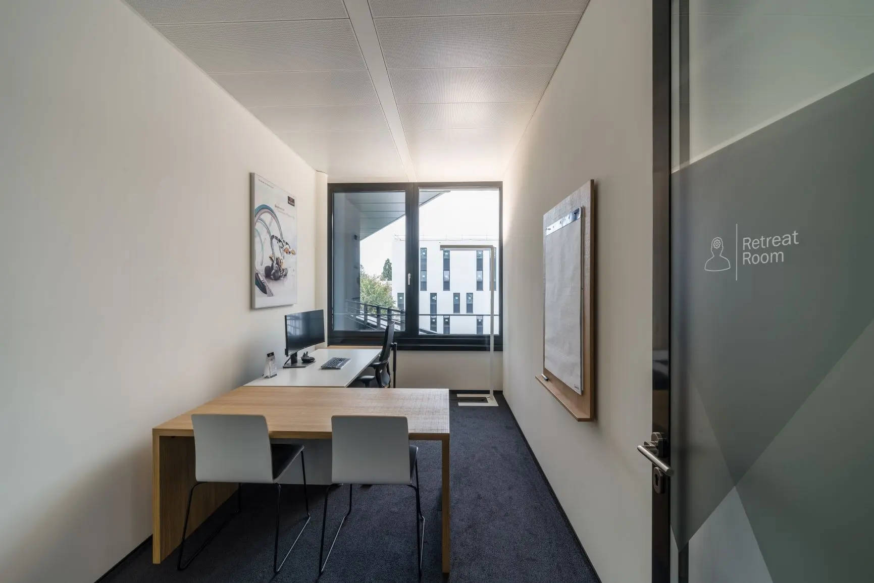 Ein "Retreat-Room" – ein kleiner Raum mit einem Tisch mit Stühlen für einen zurückgezogenen und privaten Arbeitsstil, für maximalen Fokus und Konzentration